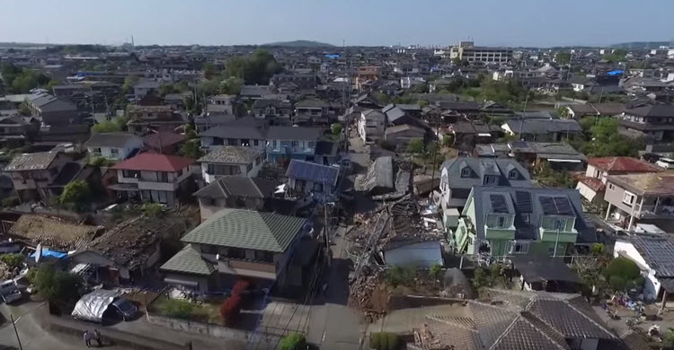 Schade aardbeving Japan gefilmd met drone