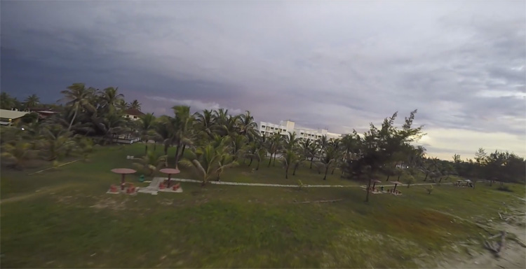 FPV vliegen met racedrone bij ondergaande zon Maleisië