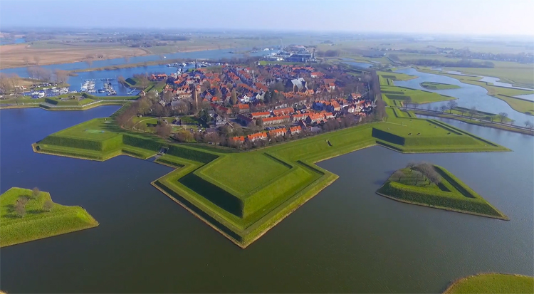 Heusden, Noord-Brabant van boven gefilmd met drone